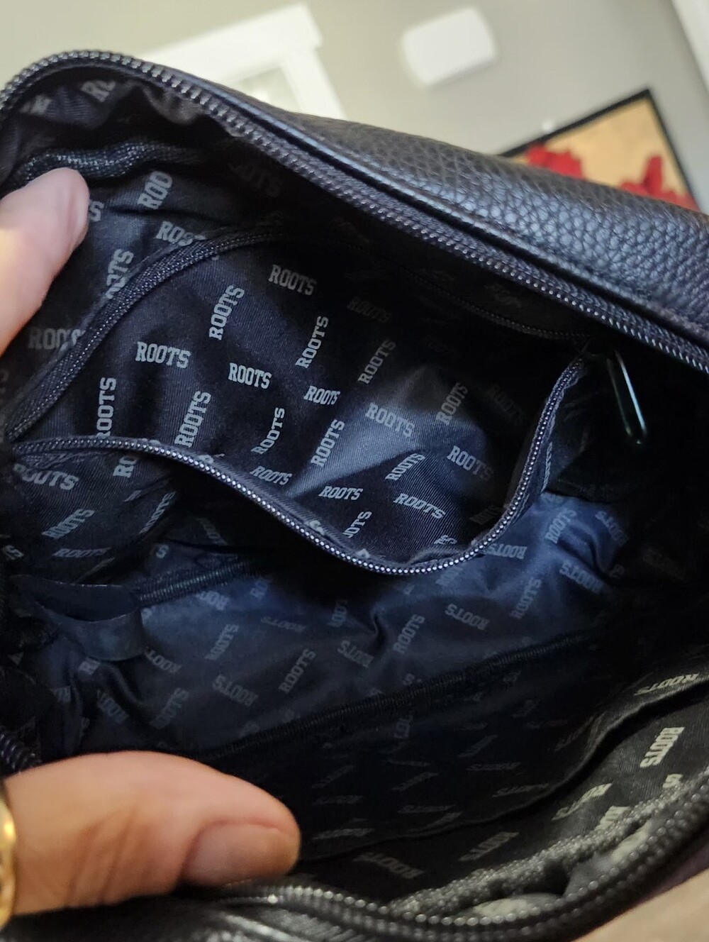 Mint Condition Roots Black Pebbled Vegan Leather Crossbody Bag. - Picture 8 of 15